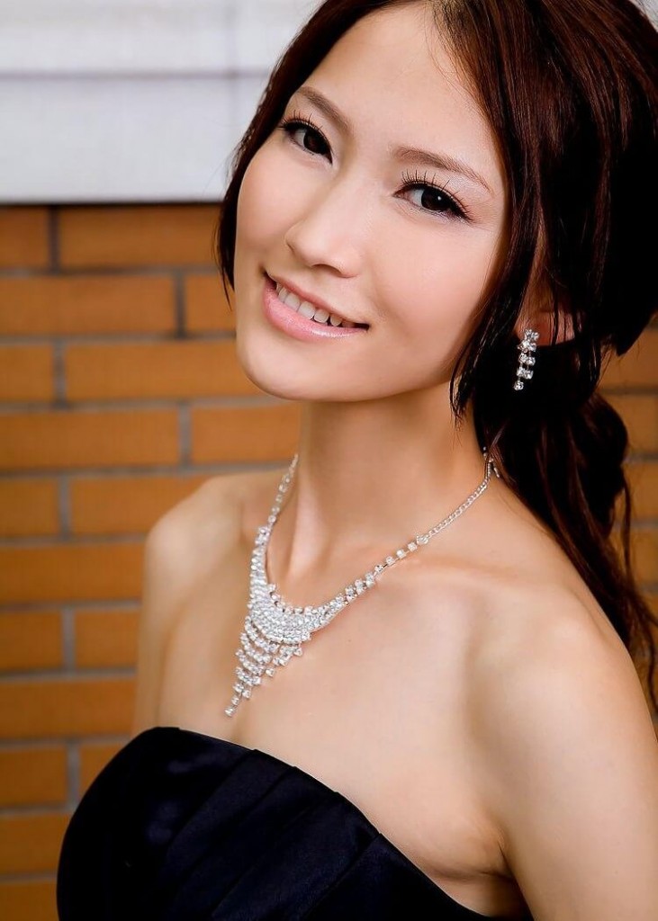 модерни дрехи, всекидневни дрехи, класически модели, прилепващи панталони, шалове, гримландия