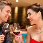 първа среща, облекло за първа среща, къса черна рокля, дънки и тениска, цветен аксесоар, сандали, гримландия