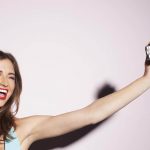 топ съвети, селфи снимка, тъмни сенки за очи, естествен вид, яркочервено червило, тъмночервено червило, гланц за устни, матиран фон дьо тен, блестящ фон дьо тен, пудра за лице, основа за грим, очна линия, гримландия