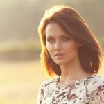 коса със средна дължина, гъста коса, обемна коса, къдрава коса, небрежна прическа, тъмно червило, рокля без презрамки, гримландия