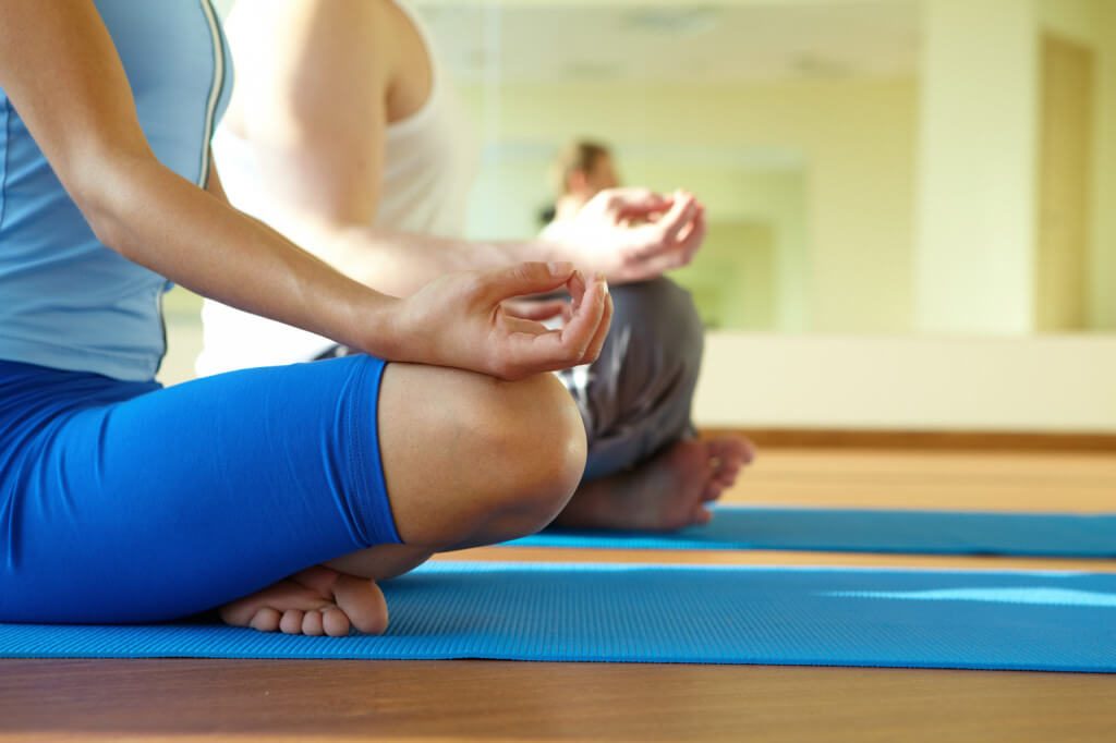 йога упражнения, болки в гърба, гледащо надолу куче, детска поза, поза кобра, поза триъгълник, гримландия