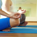 йога упражнения, болки в гърба, гледащо надолу куче, детска поза, поза кобра, поза триъгълник, гримландия