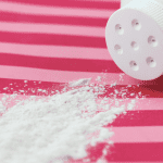 премахване на петна с бебешка пудра