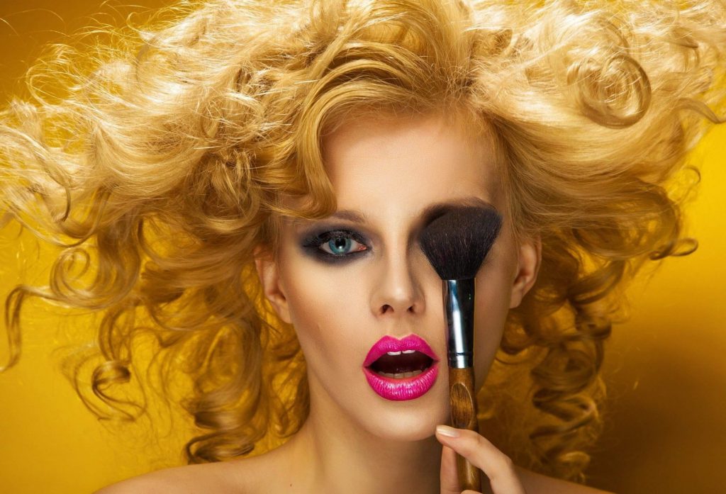 грим за блондинки, сенки за очи, червено червило, тъмнорозово червило, светъл фон дьо тен, молив за вежди, гримландия