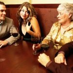 среща с родителите, семейна среща, подходящ грим, сенки за очи, прасковено червило, очна линия, котешко око, фон дьо тен без блестящи частици, гримландия