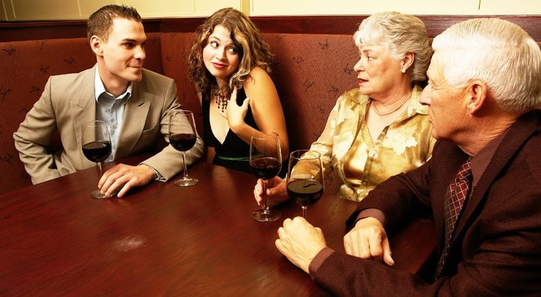 среща с родителите, семейна среща, подходящ грим, сенки за очи, прасковено червило, очна линия, котешко око, фон дьо тен без блестящи частици, гримландия