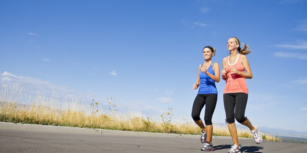 сутрешна тренировка, здравословен навик, физическа дейност, тичане, йога упражнения, спортен сутиен, гримландия