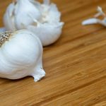 домашна маска за лице против акне с чесън