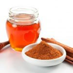 домашна маска против пъпки мед канела