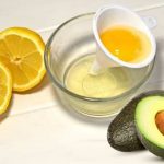 домашна хидратираща маска за лице за мазна кожа авокадо белтък лимонов сок