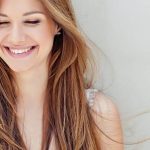 по-млад външен вид, фон дьо тен със златен оттенък, спирала за очи, тъмно червило, молив за вежди, гримландия