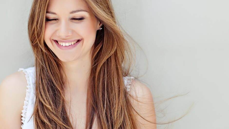 по-млад външен вид, фон дьо тен със златен оттенък, спирала за очи, тъмно червило, молив за вежди, гримландия