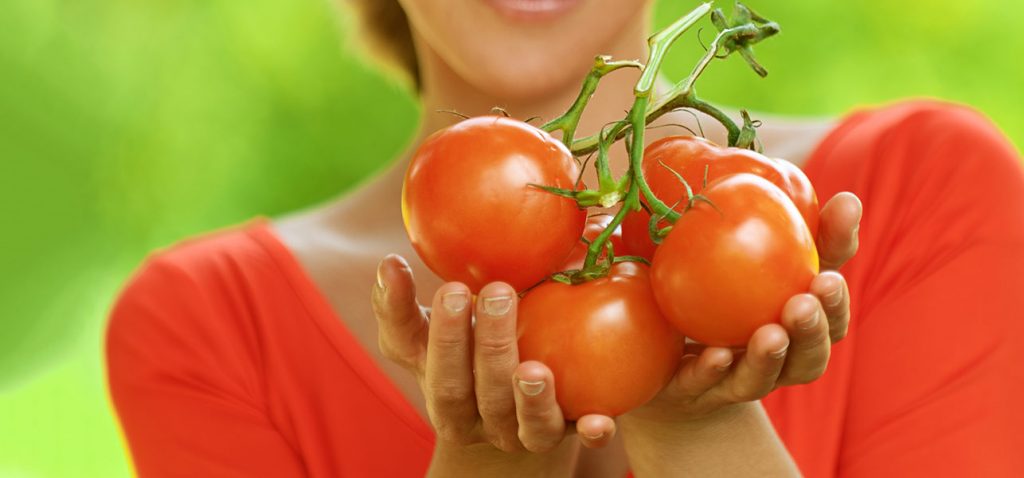 12 домашни маски за лице с домат за различни типове кожа