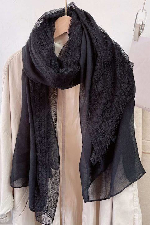 Елегантен черен шал с дантела