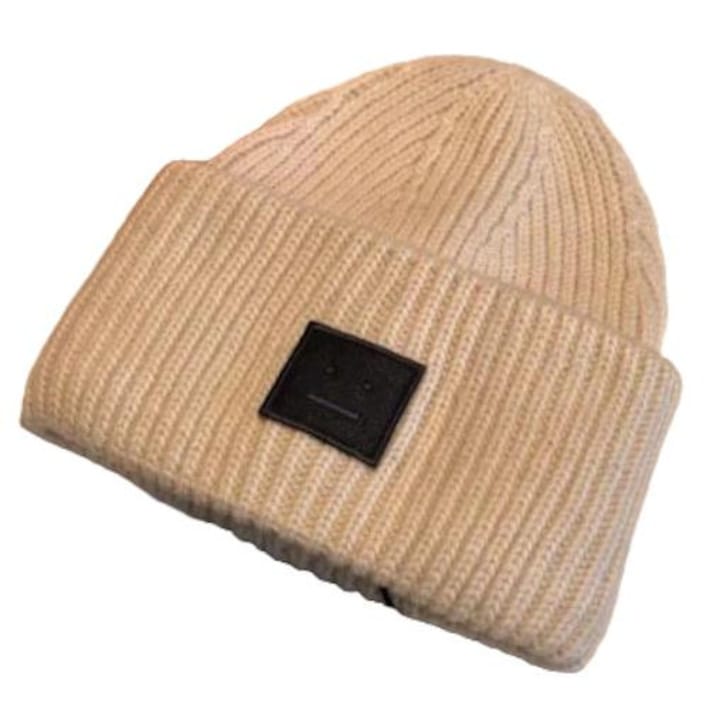 Дамска шапка с усмихнато лице